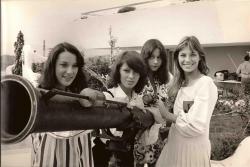jane-birkin-bernadette-laffont-tournage-trop-jolies-pour-etre-honnetes-photo-daniel-angeli-2-2.jpg