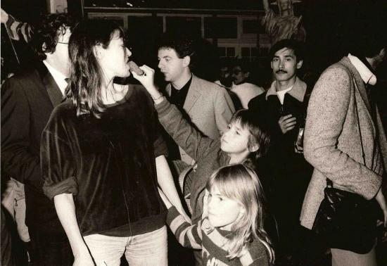 jane-birkin-dans-les-rues-de-paris-avec-charlotte-gainsbourg-septembre-1981-abegg-staquet-imapress.jpg