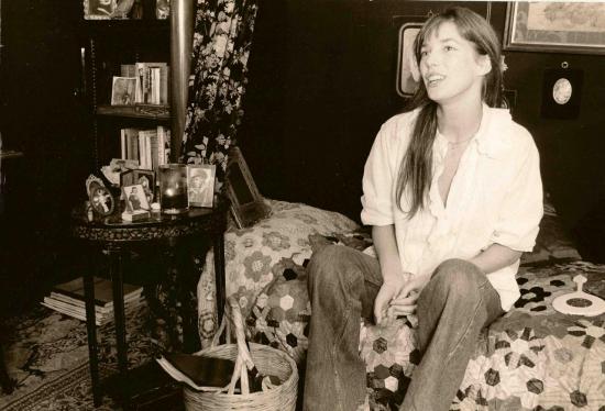 jane-birkin-dans-sa-chambre-rue-de-verneuil-d-graeme-baker-sipa-press-1.jpg