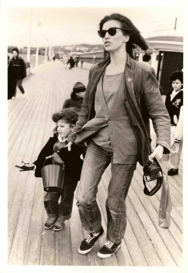 jane-birkin-et-lou-doillon-sur-les-planches-de-deauville-bowen-agence-angeli.jpg