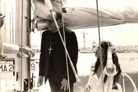 jane-birkin-et-monseigneur-etchegaray-sur-l-hermes-marseille-le-27-juin-1977-gamma.jpg