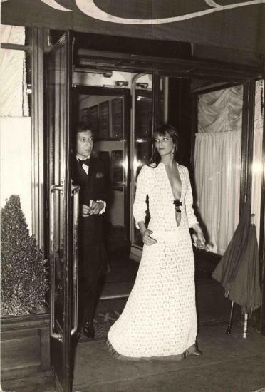 jane-birkin-et-serge-gainsbourg-sortie-de-chez-maxim-s-photo-daniel-angeli