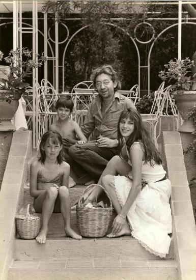 jane-birkin-serge-gainsbourg-charlotte-gainsbourg-kate-barry-st-tropez-photo-j-andanson-sygma-juillet-1977
